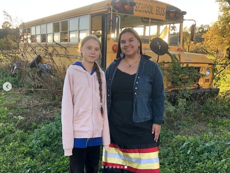 Greta Thunberg och Tokatawin Iron Eyes. Greta Thunberg och Tokatawin Iron Eyes.